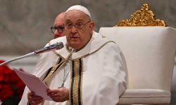 صحتهُ أفضل .. البابا يغادر سرير المستشفى